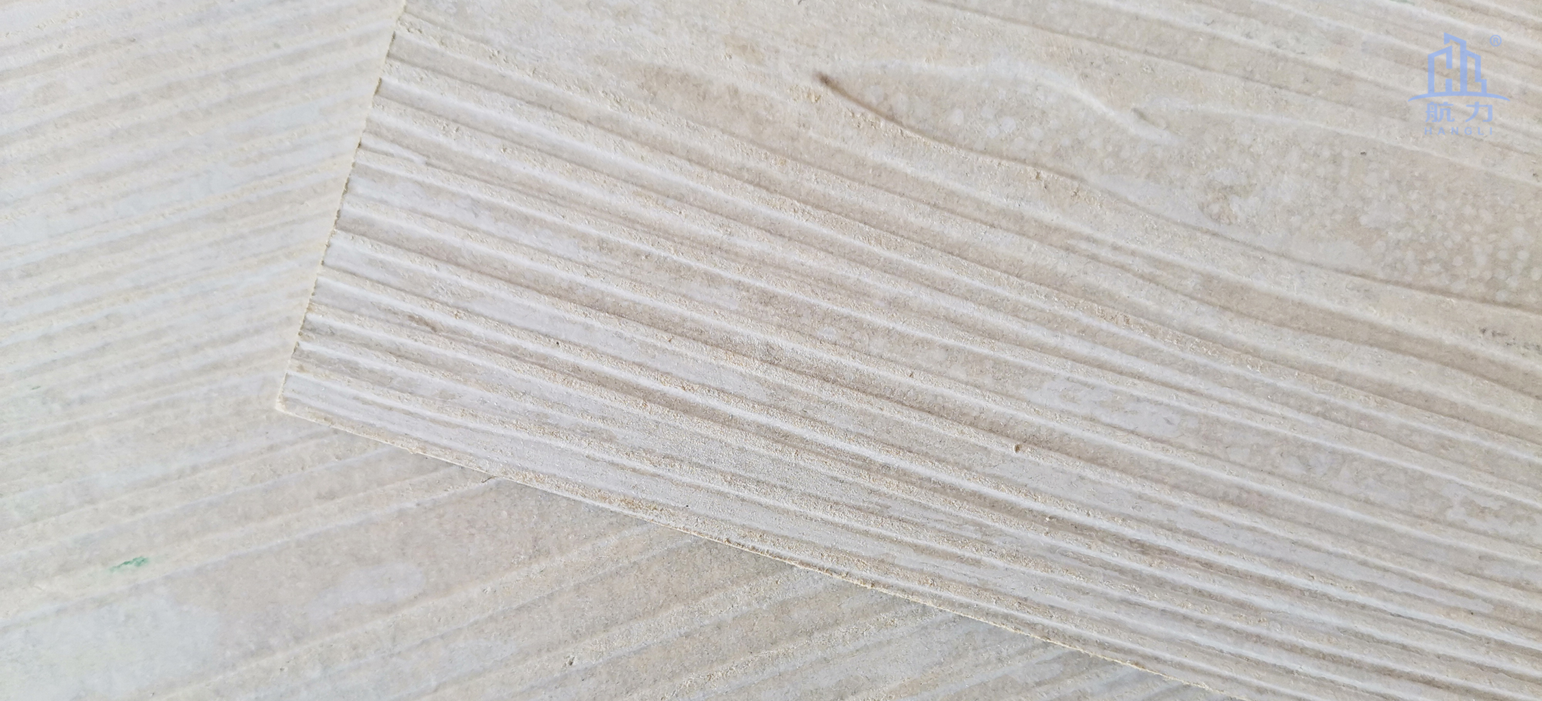 木紋水泥板系列的規(guī)格是：長度3050mm，寬度192mm