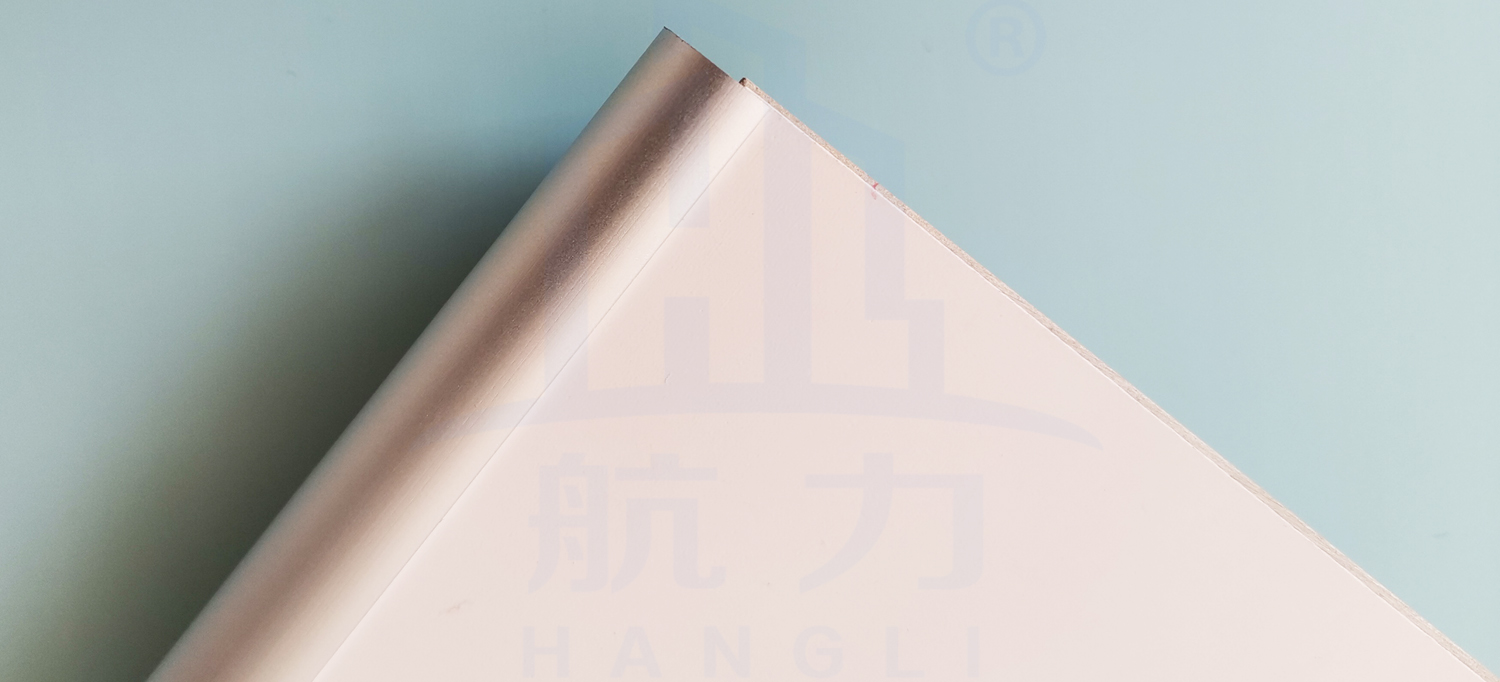 以石英纖維防火板為基材；  ●綠色環(huán)保，無(wú)甲醛、無(wú)石棉；  ●A級(jí)阻燃，防火、防潮；  ●堅(jiān)固耐用，超長(zhǎng)壽命；  ●質(zhì)輕高強(qiáng)、隔音隔熱；  ●裝配式安裝，省時(shí)、省力、經(jīng)濟(jì)；  ●表面涂層使用納米無(wú)機(jī)涂料，抗菌、防腐、防蛀、易清潔；